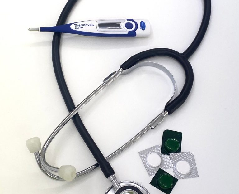 Imagen de <a href="https://www.freepik.es/foto-gratis/estetoscopio-pastillas-ampolla-medicina-sobre-fondo-blanco_2964091.htm">Freepik</a>